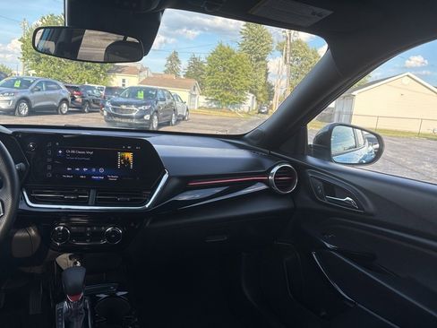 Used 2025 Chevrolet Trax RS image 28