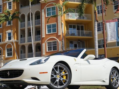 Used 2014 Ferrari California RWD image 34