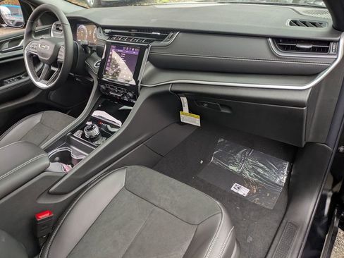 New 2025 Jeep Grand Cherokee Altitude image 31