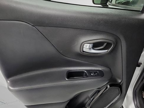 Used 2017 Jeep Renegade Altitude AWD/4WD image 9
