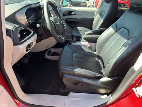 Certified 2024 Chrysler Pacifica Touring-L FWD image 16
