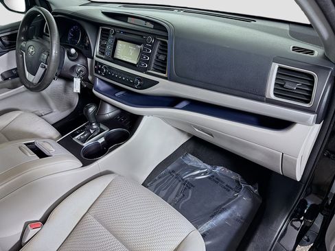 Used 2018 Toyota Highlander LE image 29