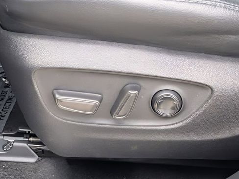 Used 2024 Toyota Highlander Limited FWD image 32