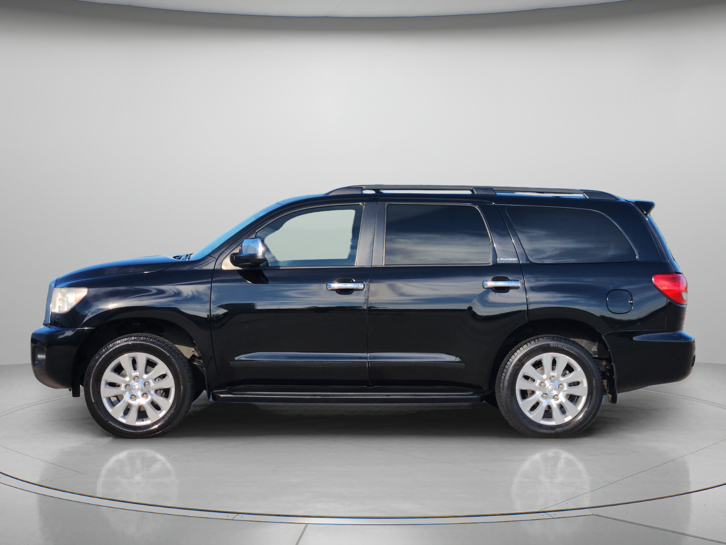 Used 2014 Toyota Sequoia Platinum RWD image 2