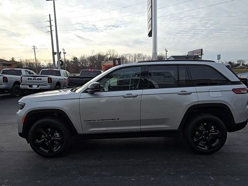 New 2025 Jeep Grand Cherokee Laredo image 5