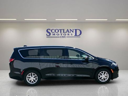 Used 2025 Chrysler Pacifica Select FWD image 5