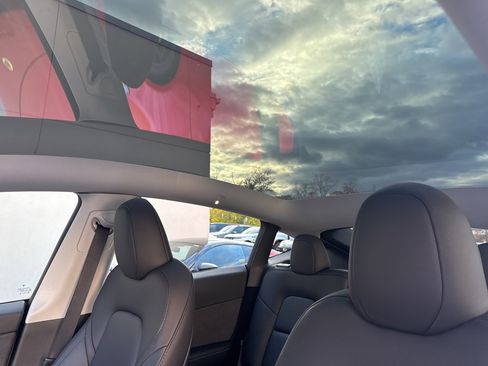 Used 2023 Tesla Model Y Performance image 9