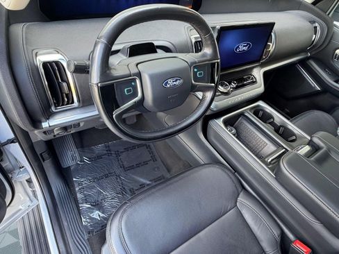 Used 2025 Ford Expedition Platinum AWD/4WD image 4
