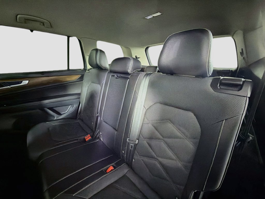 Used 2025 Volkswagen Atlas SE AWD/4WD image 23