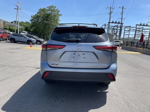 Used 2022 Toyota Highlander XLE AWD/4WD image 4