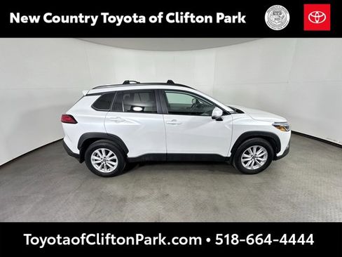 Used 2022 Toyota Corolla Cross LE image 2