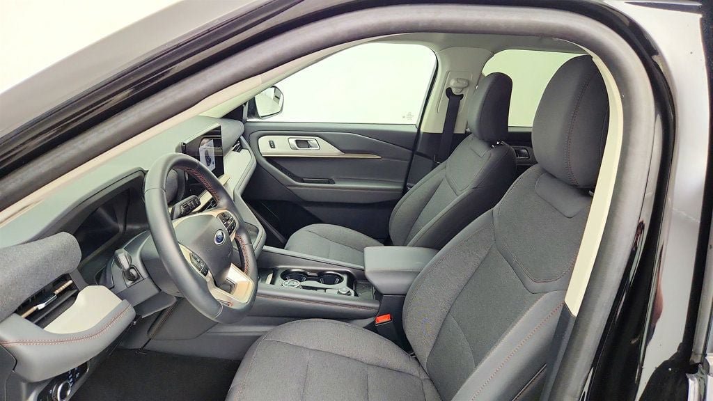 Used 2025 Ford Explorer Active AWD/4WD image 21