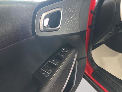 Used 2025 Kia Soul LX w/ LX Technology Package FWD image 9