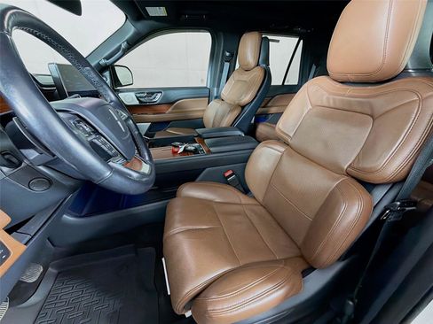 Used 2022 Lincoln Navigator L Reserve AWD/4WD image 2