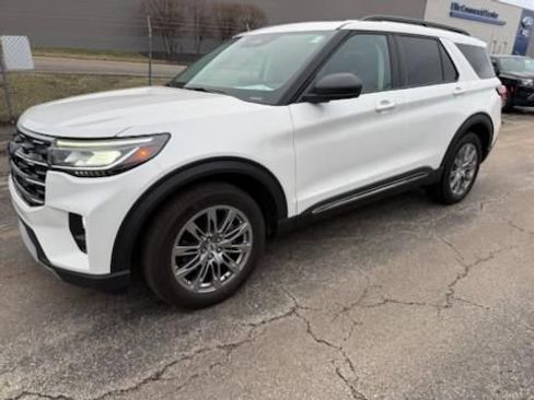 Used 2025 Ford Explorer Active w/ Active Comfort Package image 9