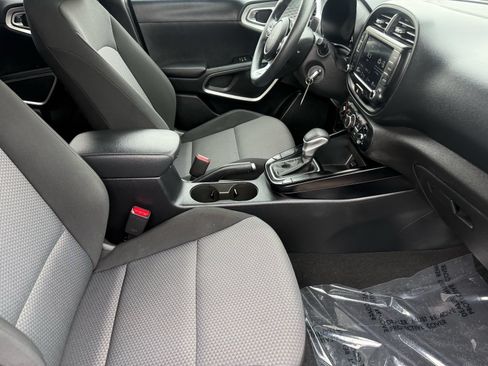 Used 2025 Kia Soul LX w/ LX Technology Package FWD image 30