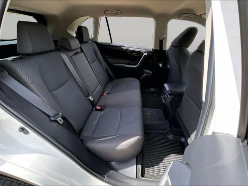 Used 2022 Toyota RAV4 LE AWD/4WD image 18