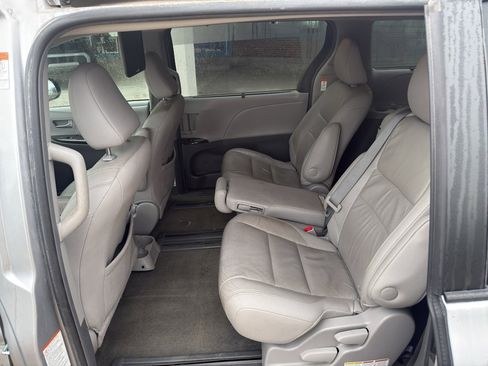 Used 2015 Toyota Sienna XLE image 10