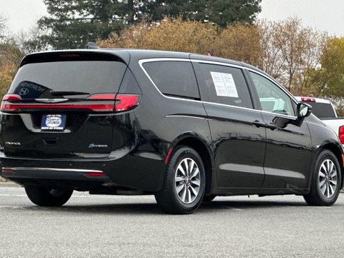 Used 2024 Chrysler Pacifica Select image 4