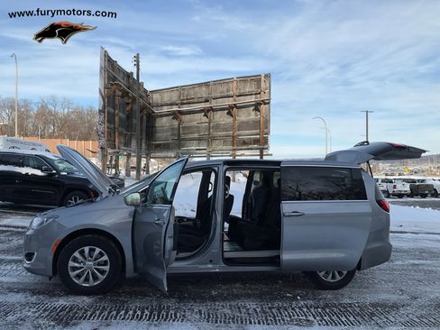 Used 2019 Chrysler Pacifica Touring Plus w/ Advanced Safetytec Group image 38