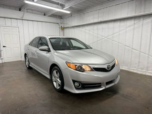 Used 2012 Toyota Camry SE image 1