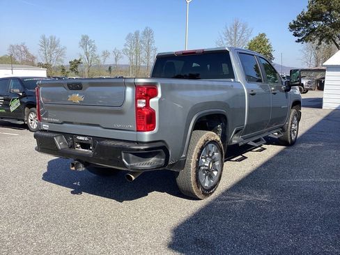 Used 2024 Chevrolet Silverado 2500 Custom w/ Custom Value Package image 4