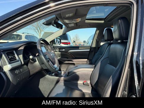 Used 2017 Toyota Highlander XLE image 6