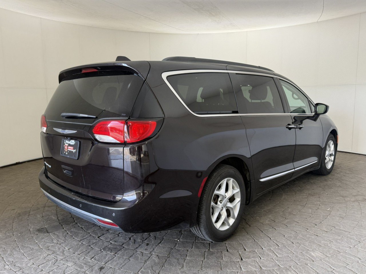 Used 2017 Chrysler Pacifica Touring-L w/ Tire & Wheel Group FWD image 9