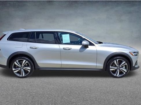 Certified 2025 Volvo V60 B5 Cross Country Plus AWD/4WD image 9