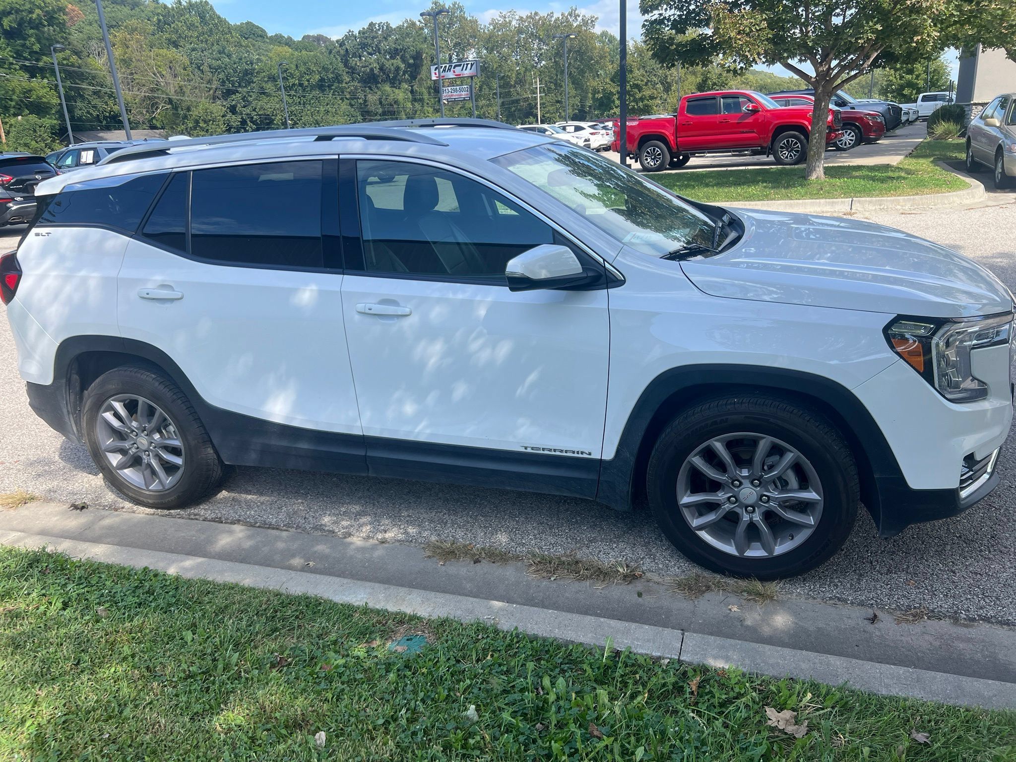 Used 2023 GMC Terrain SLT FWD image 4