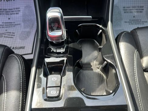 Used 2025 Volvo XC40 B5 Plus AWD/4WD image 21