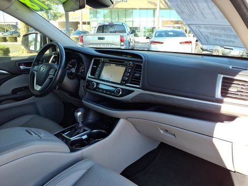 Used 2018 Toyota Highlander AWD V6 image 12