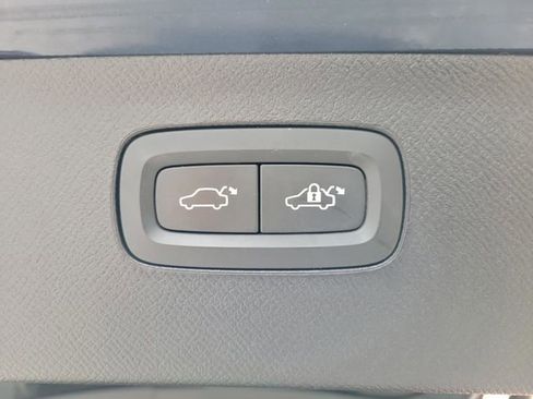 Used 2023 Volvo XC90 B5 Core image 9