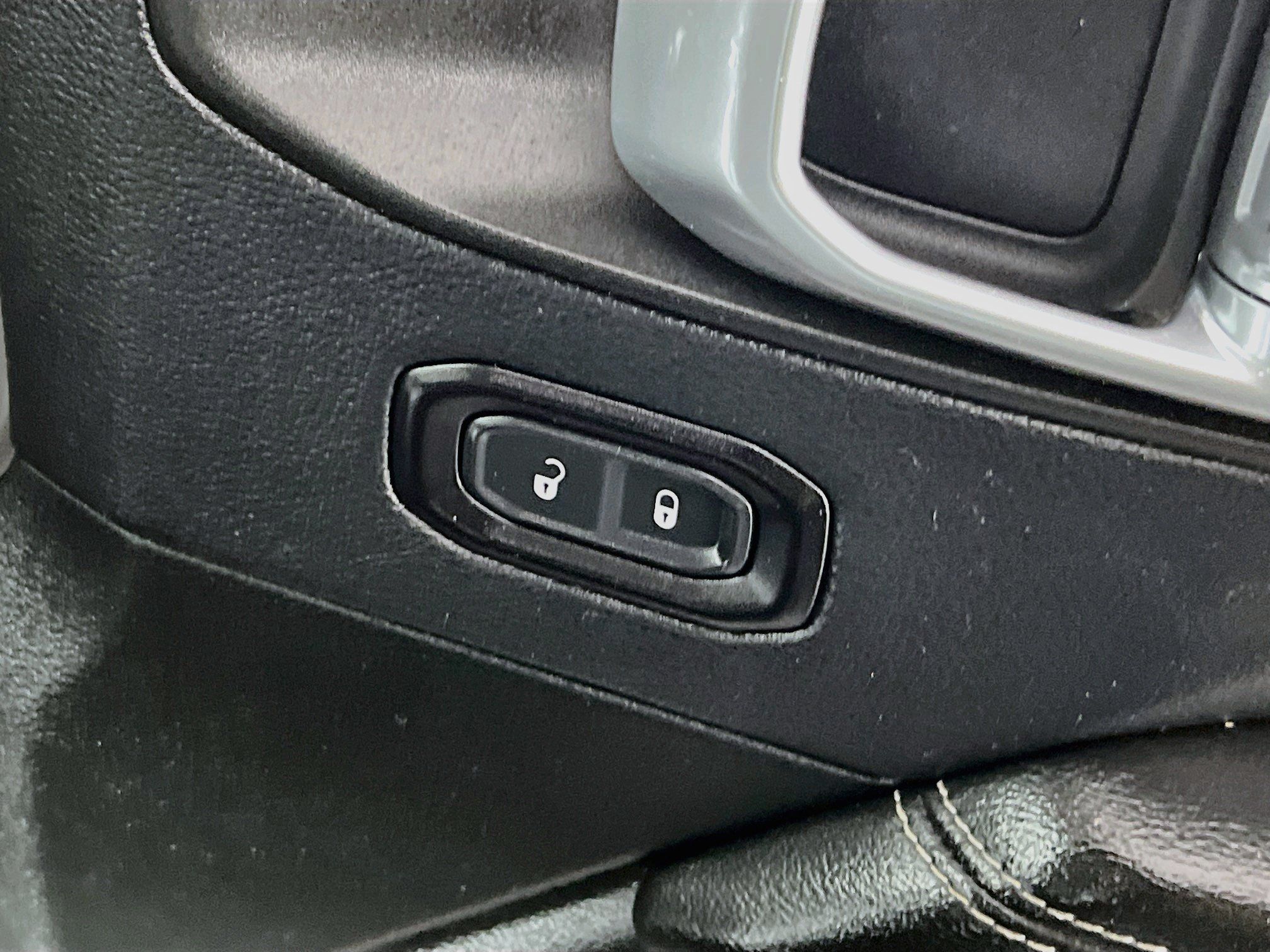 Used 2018 Jeep Wrangler Unlimited Sahara AWD/4WD image 32