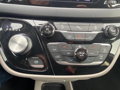 Used 2017 Chrysler Pacifica Touring-L image 26