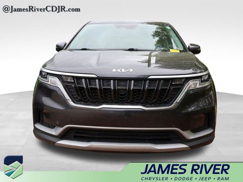 Used 2023 Kia Carnival LX image 4