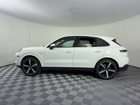 Certified 2025 Porsche Cayenne E-Hybrid AWD/4WD image 2