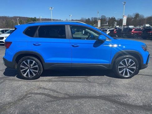 Certified 2023 Volkswagen Taos SE w/ Panoramic Sunroof Package image 8