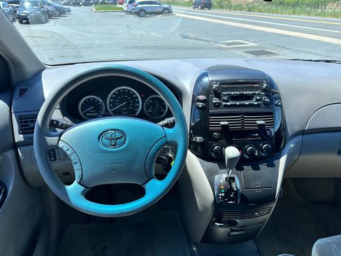 Used 2004 Toyota Sienna LE FWD image 8
