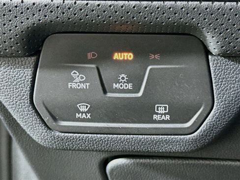 Used 2025 Volkswagen Atlas SE FWD image 17