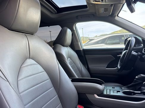 Used 2021 Toyota Highlander XLE image 32