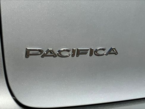 Used 2024 Chrysler Pacifica Touring-L FWD image 10