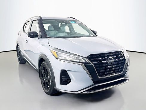 Used 2022 Nissan Kicks SR w/ Premium Package FWD image 3
