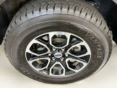 Used 2024 Ford Expedition Max XLT image 11