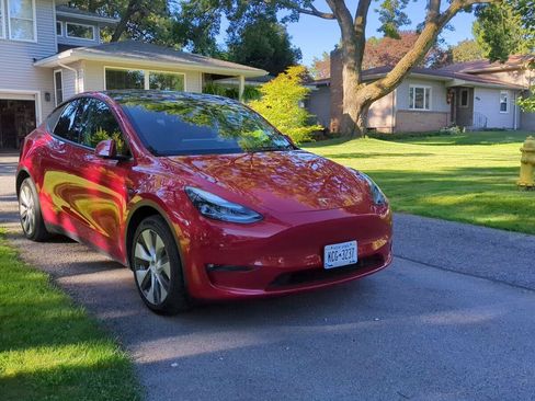 Used 2023 Tesla Model Y Long Range AWD/4WD image 2