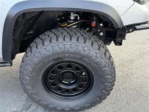 Used 2017 Toyota Tacoma TRD Off-Road w/ Tow Package (A/T) image 5