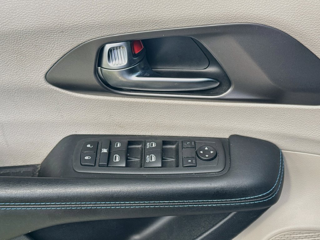 Used 2021 Chrysler Pacifica Touring FWD image 19