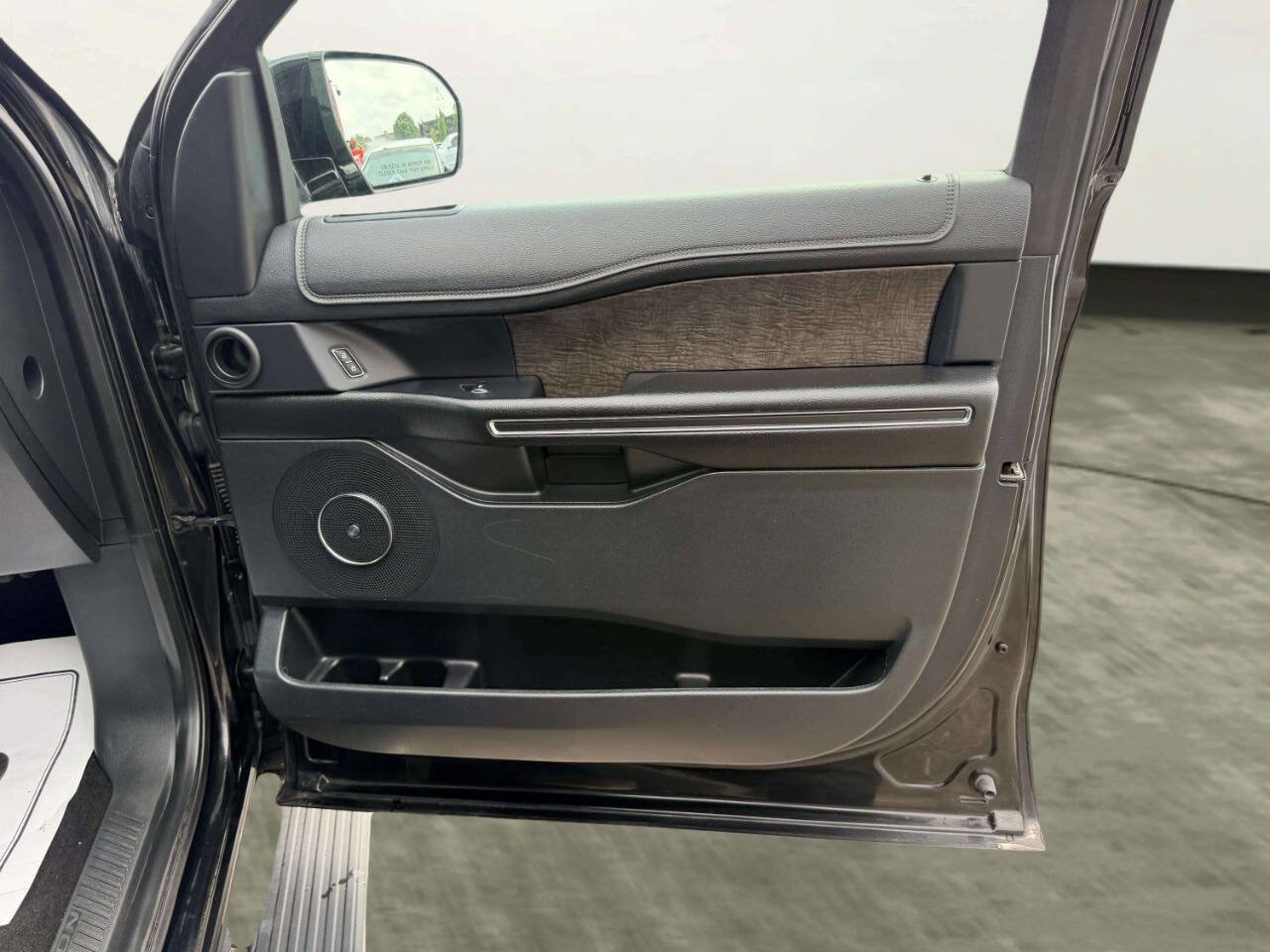 Used 2018 Ford Expedition Limited w/ Equipment Group 301A AWD/4WD image 29