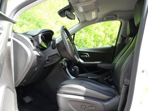 Used 2021 Chevrolet Trax LT w/ Driver Confidence Package AWD/4WD image 13
