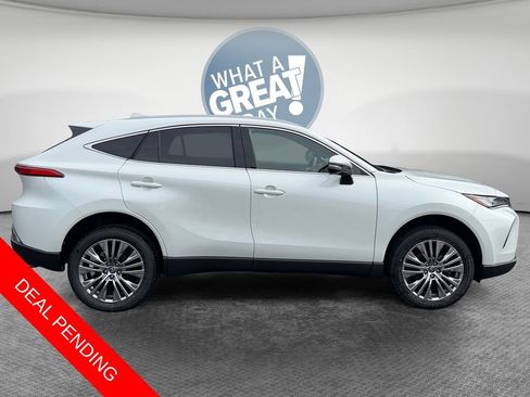 Used 2023 Toyota Venza XLE image 2